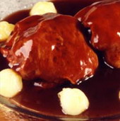 Pimientos asados del Bierzo rellenos de rabo de toro guisado al vino tinto D.O.Bierzo