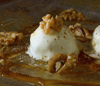 Helado frito de pera con nueces y miel